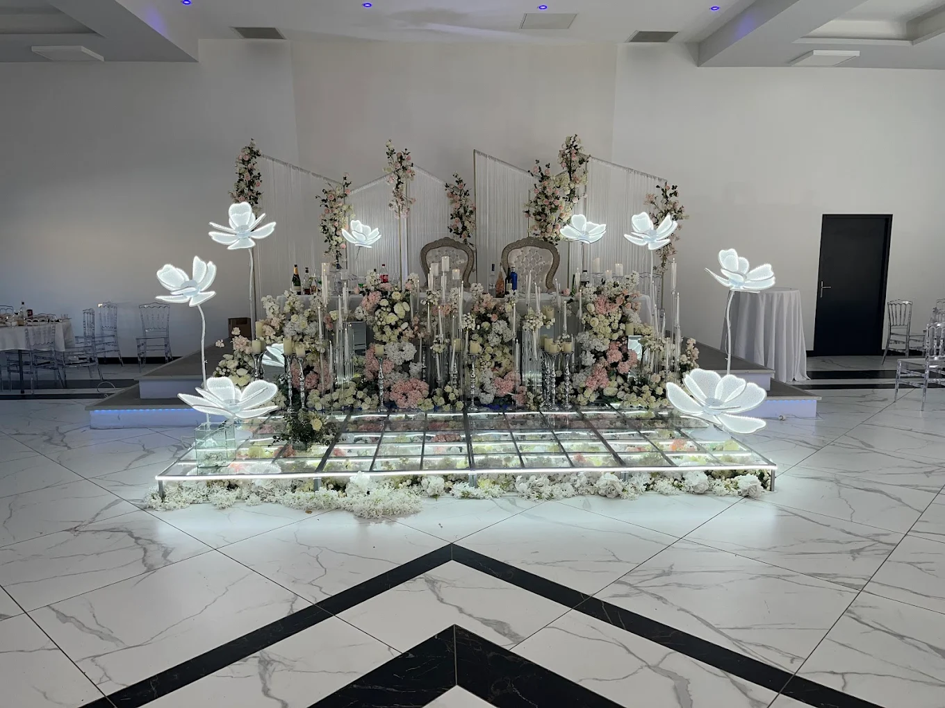Espace cérémonie avec décoration florale illuminée