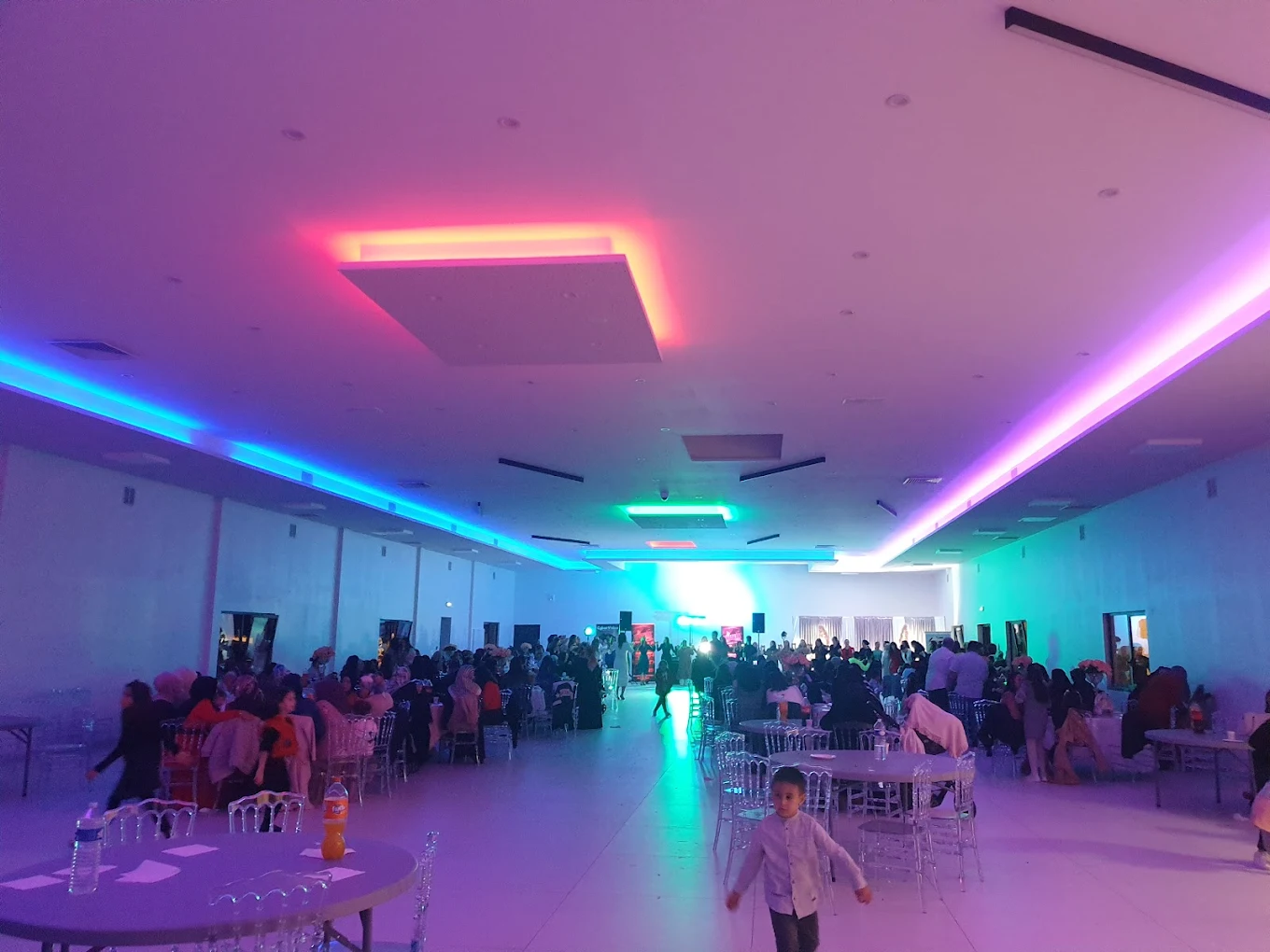 Salle en ambiance soirée avec éclairage LED multicolore