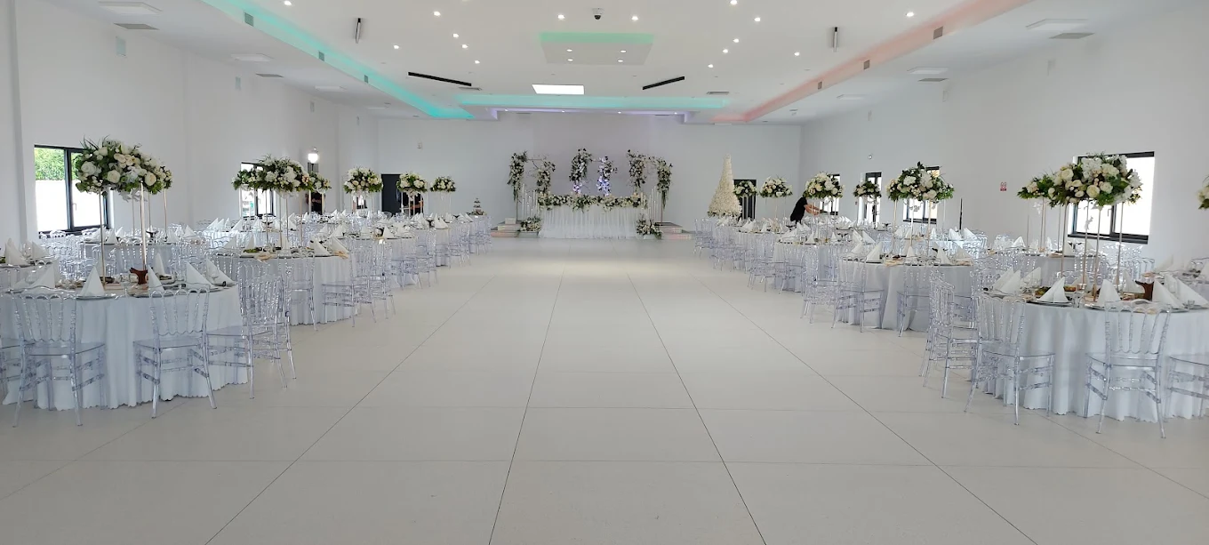 Vue panoramique de la salle décorée